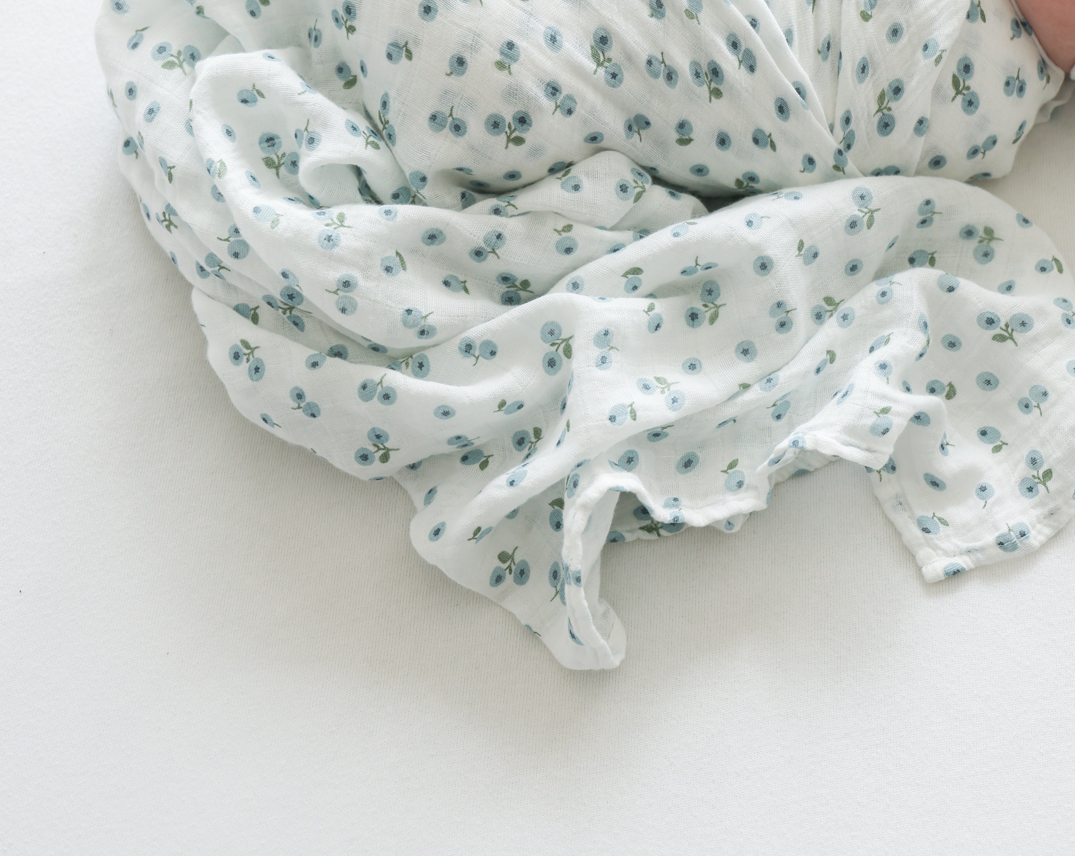 Lulujo - Muslin Swaddle - Blueberries (100cm x 100cm)