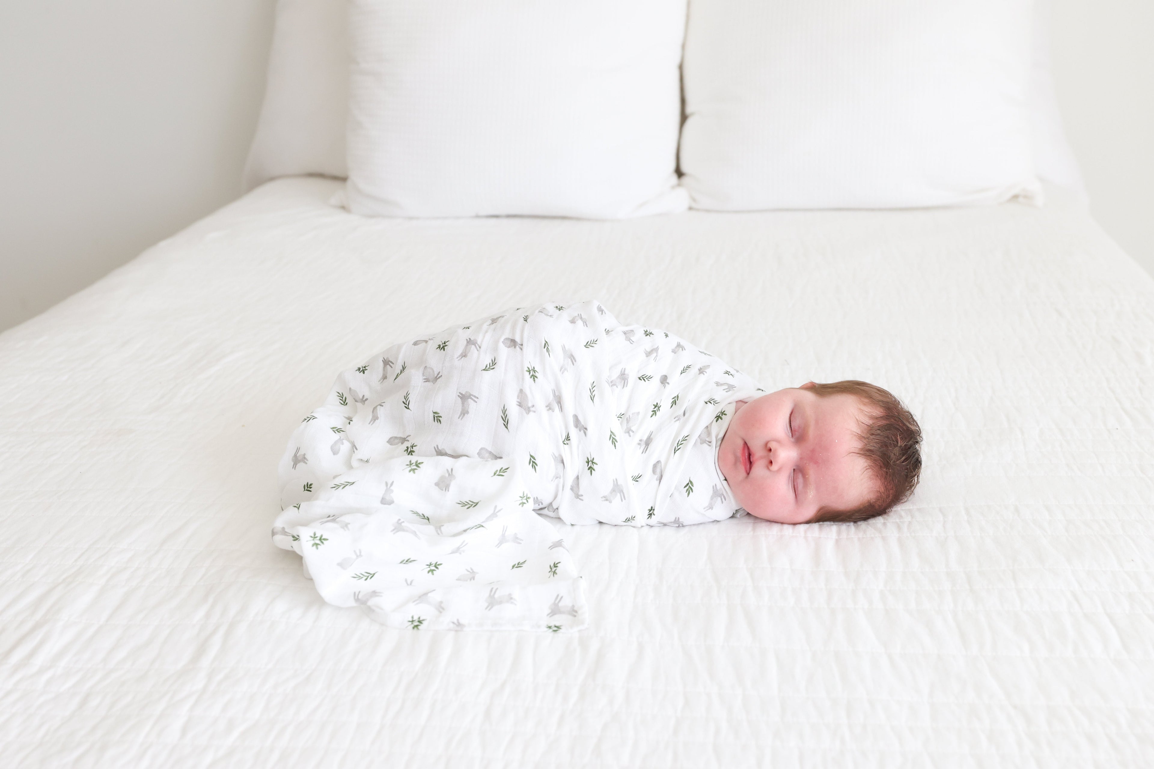 Lulujo - Muslin Swaddle - Bunnies (100cm x 100cm)