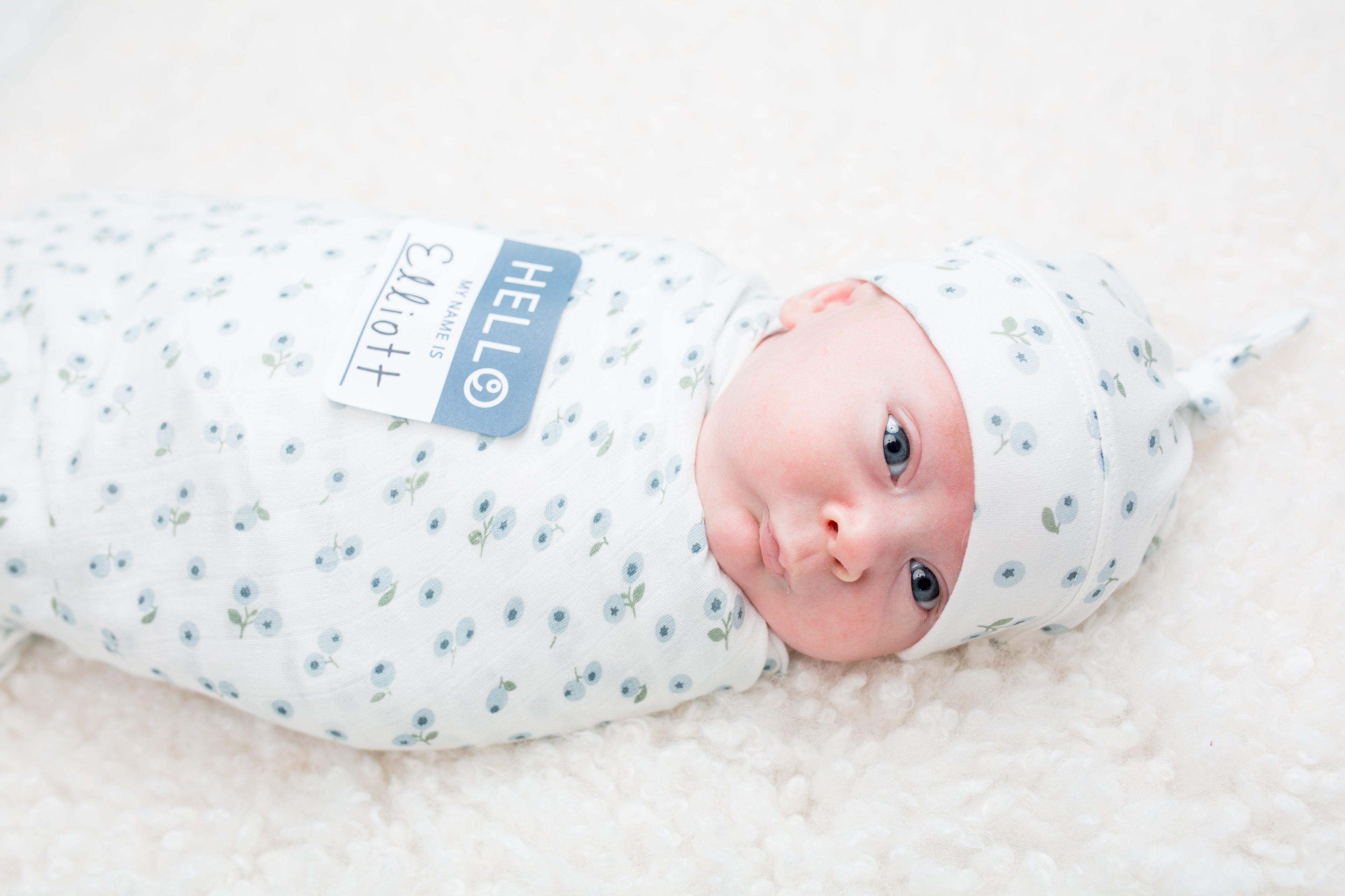 Lulujo - Bamboo Hat and Swaddle Blanket Gift Set - Blueberries