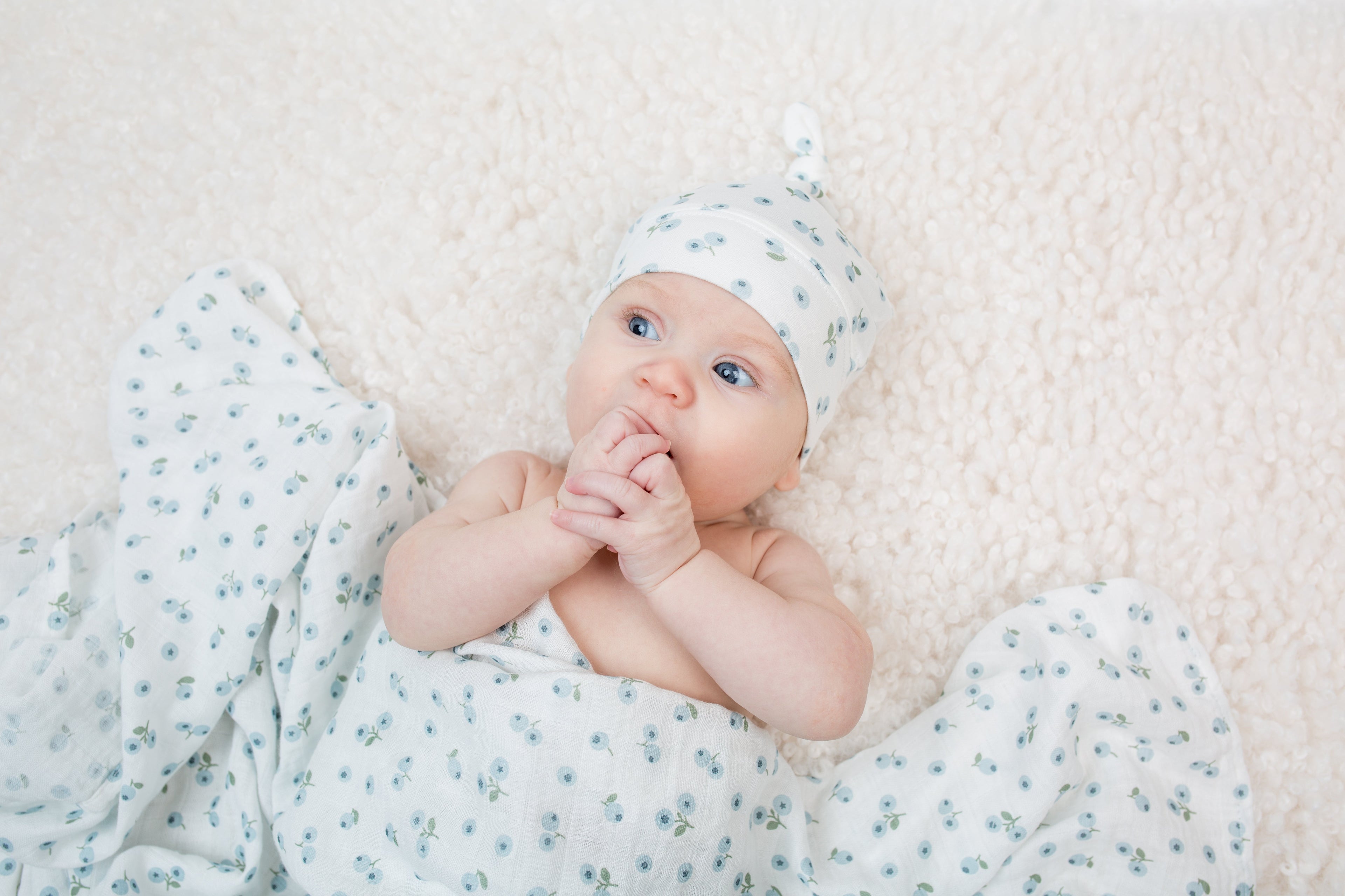 Lulujo - Bamboo Hat and Swaddle Blanket Gift Set - Blueberries