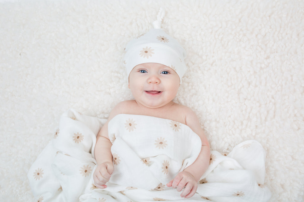 Lulujo - Bamboo Hat and Swaddle Blanket Gift Set - Daisies