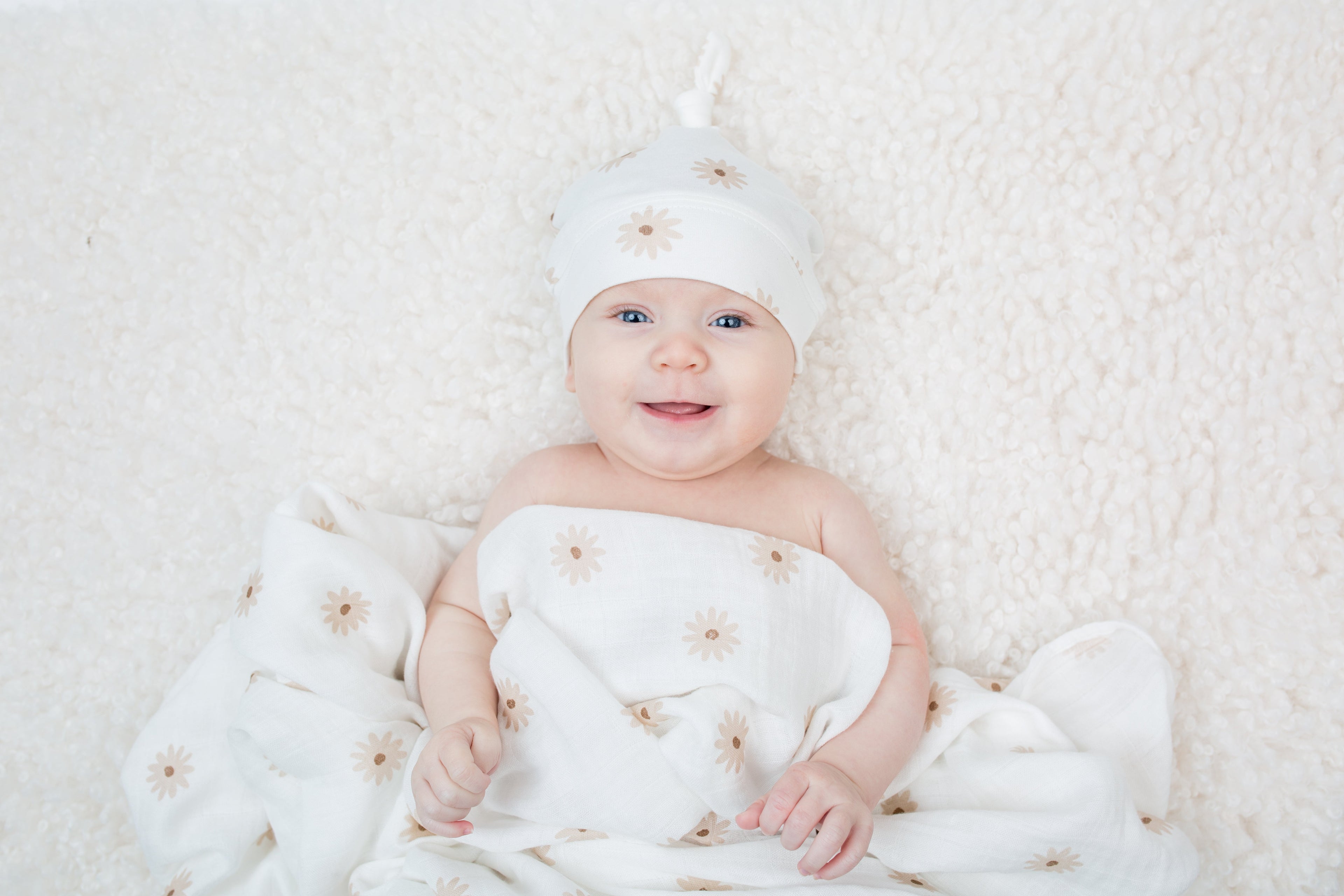 Lulujo - Bamboo Hat and Swaddle Blanket Gift Set - Daisies